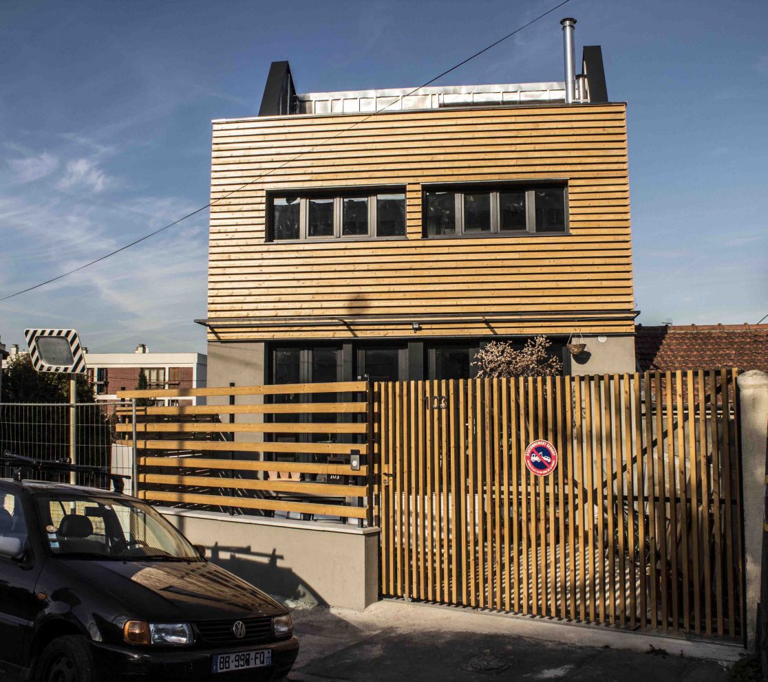 Construction d'une maison individuelle avec extérieur en bois