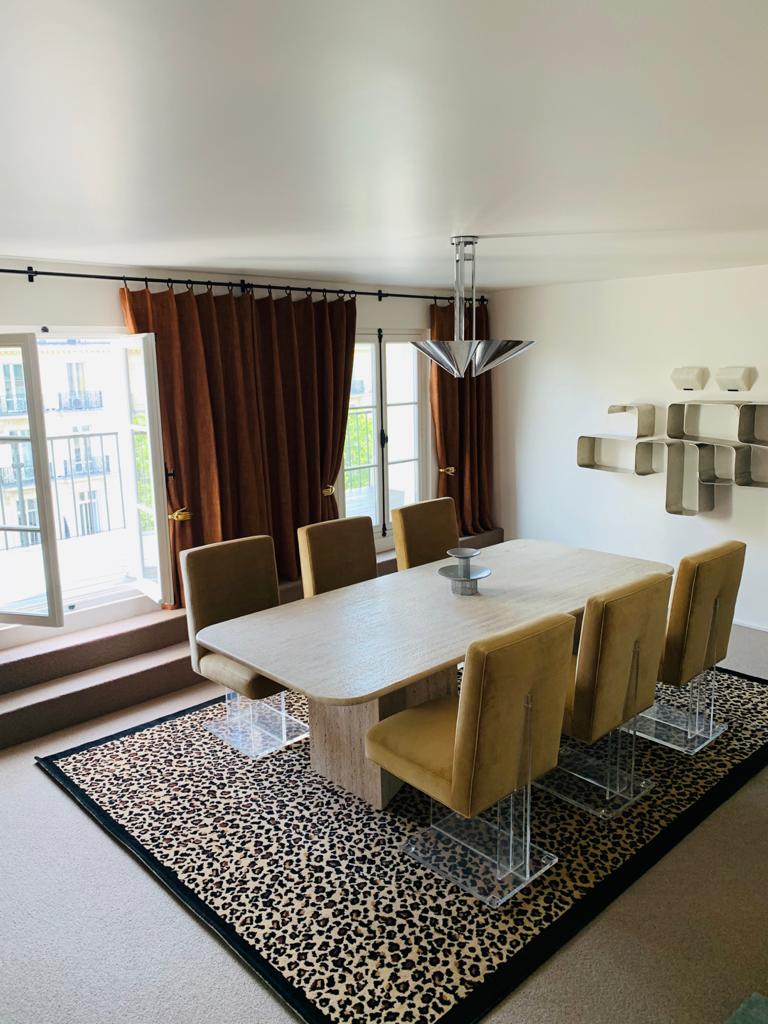 Salle à manger avec vue sur le balcon